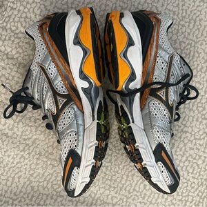 Mozuno wave inspired running shoes